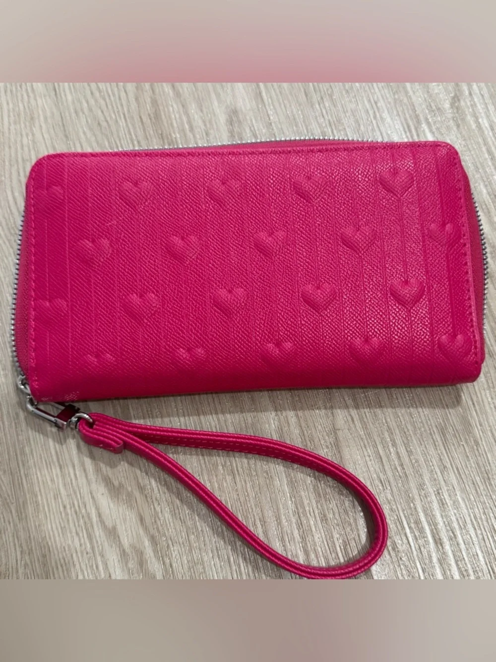 Betsey Johnson hot pink Heart Embossed vegan leather Wristlet Wallet nwot - Picture 5 of 5